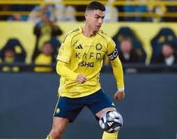 孤独的博弈：为什么高手往往喜欢独自坐在桌角？（独坐桌角的秘密：高手为何偏爱孤独较量？）